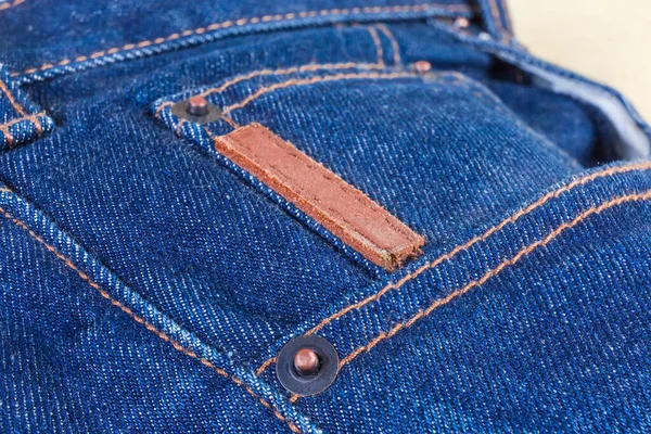 Nity Miedziane Zszyte Niewielką Grubą Etykietą Skóry Wyprawionej Niebieskie Jeansy — Zdjęcie stockowe