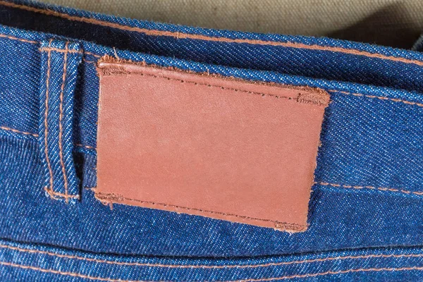 Blank Läder Etikett Sydd Ett Midjeband Blå Jeans Bakom Fragment — Stockfoto