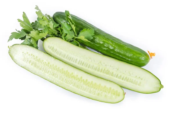 Beyaz Arka Planda Taze Maydanozlu Uzun Yeşil Pürüzsüz Bir Salatalık — Stok fotoğraf