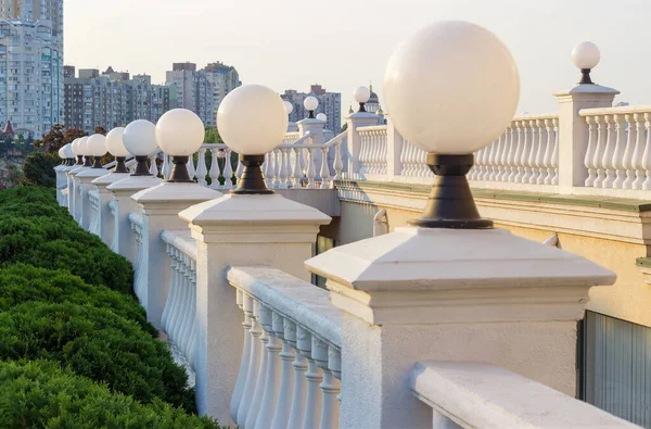 Balustrady Białego Kamienia Balustradami Kształcie Kulistymi Latarniami Ulicznymi Otwartej Przestrzeni — Zdjęcie stockowe