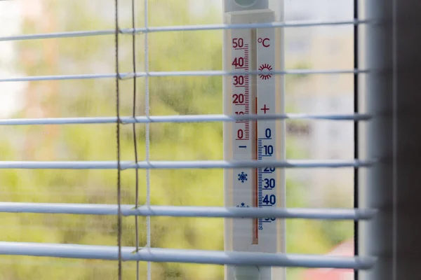 Haushaltsthermometer Für Den Außenbereich Mit Celsius Der Außenseite Des Fensters — Stockfoto