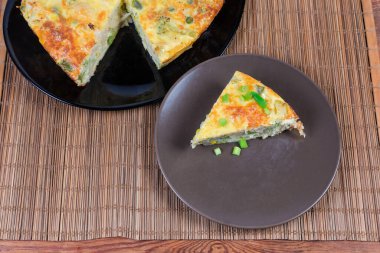 Farklı sebzeli güveç ve bambu masa paspasındaki iki tabakta da güveç var.