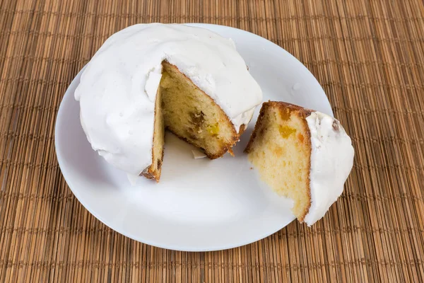 Teilweise Geschnittener Großer Cupcake Mit Zuckerguss Aus Geschlagenem Eiweiß Auf — Stockfoto