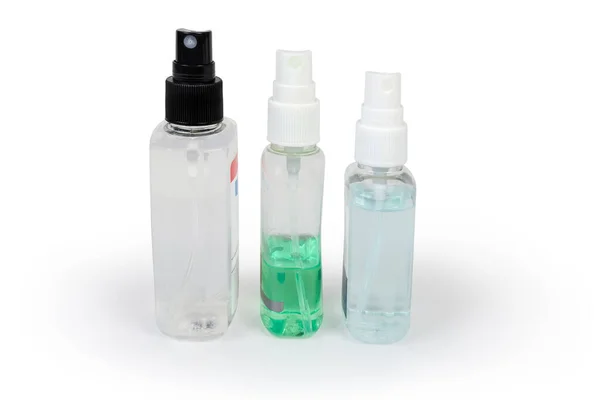 不同的小塑料瓶的防腐剂在白色的背景上喷射 — 图库照片