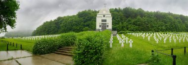 Askeri mezarlık ve Brody Muharebesi 'nde 2. Dünya Savaşı' nda ölen 1. Galiçya Tümeni 'nin Ukraynalı askerlerinin anısına. Yaz yağmurlu günlerinde panoramik manzara, Lviv Oblastı, Ukrayna