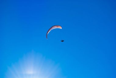 Mavi gökyüzünde paragliding