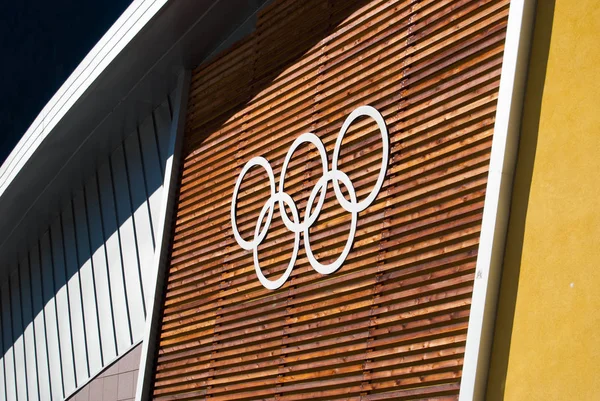 Olympische cirkels op de muur — Stockfoto