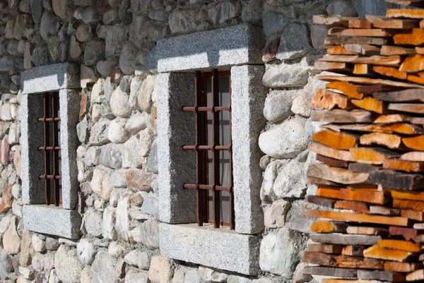 Zwei Kleine Quadratische Fenster Eines Chalets Mit Einem Holzstapel Zum — Stockfoto