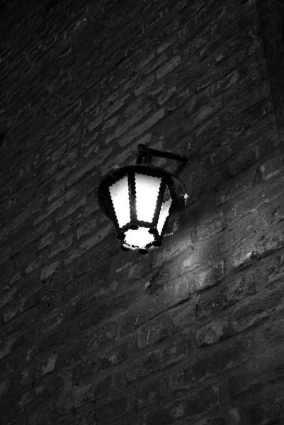 Alte Beleuchtung in der Straße schwarz weiß — Stockfoto