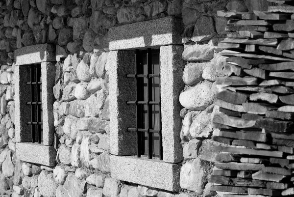Zwei Kleine Fenster Einer Berghütte Mit Einem Holzstapel — Stockfoto