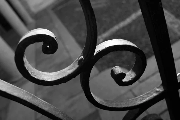 Detalhe de um portão metálico branco preto — Fotografia de Stock