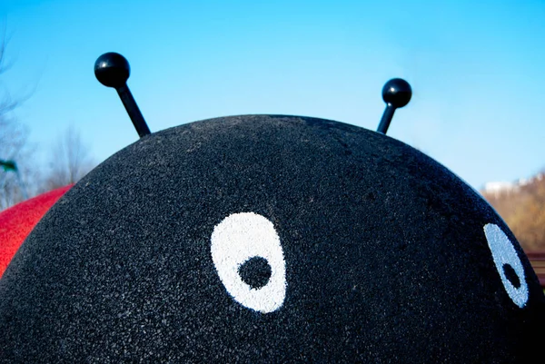 Çocuklar için bir oyun olarak büyük uğur böceği