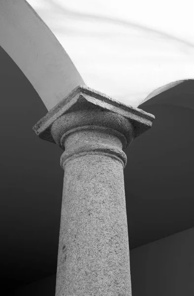 Uma coluna arquitetônica em preto e branco — Fotografia de Stock