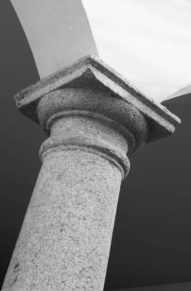 Одна архитектоническая колонна черно-белая — стоковое фото