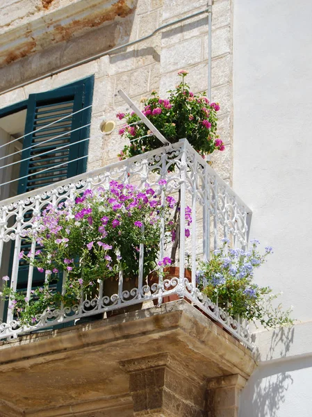 Vue sur le balcon coloré typique dans une journée chaude à Polignano a Mar — Photo