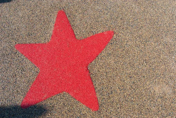 Roter Stern auf einem Anti-Trauma-Teppich für Kinder in einer italienischen Spielgruppe — Stockfoto