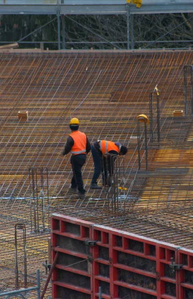2 workers are working in a foundations of a wellness center unde — Stock Photo, Image