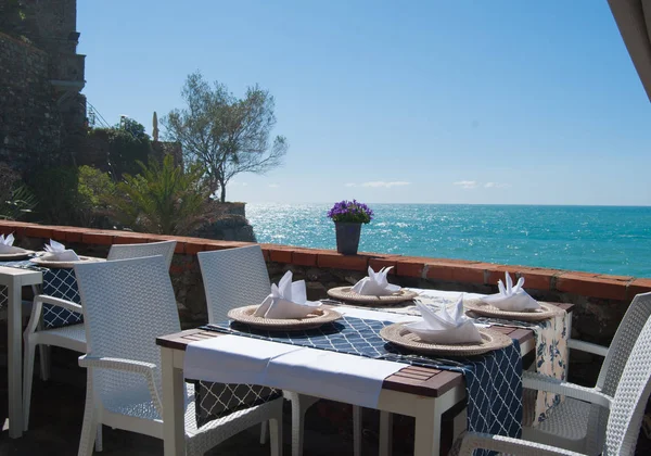 Tavola apparecchiata su una terrazza panoramica di un ristorante a Monterosso  - — Foto Stock