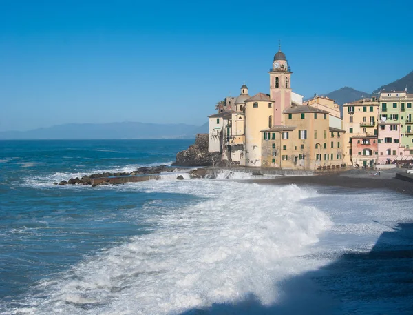 Kostel Camogli v den mořská bouře, která drtí beach — Stock fotografie