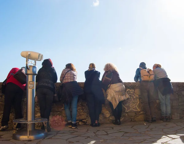 Люди з видом на панорамну терасу — стокове фото
