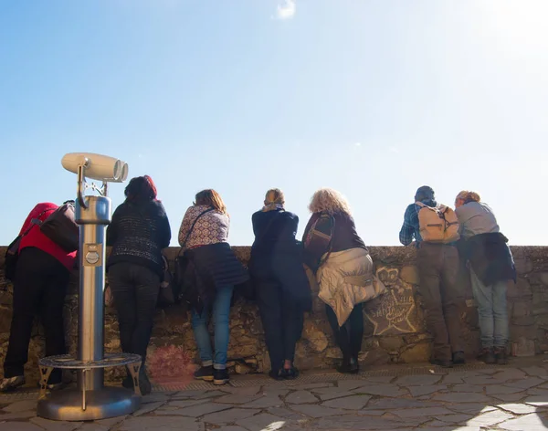 Personnes donnant sur une terrasse panoramique — Photo