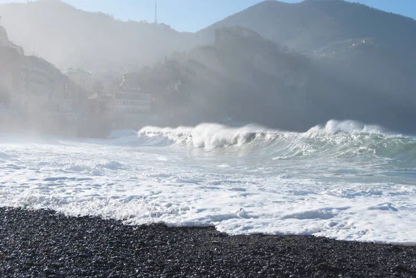 Playa de Camogli en un día de mar agitado — Foto de Stock