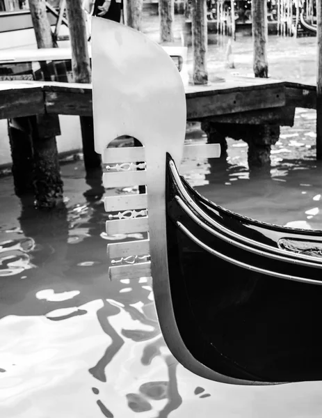 Detail der Gondel in einem Kanal von Venedig schwarz-weiß — Stockfoto