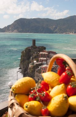 Vernazza - La Spe içinde limon ve domates meyve Doria Kalesi