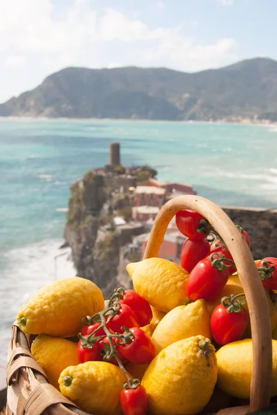 Limones y tomates con el castillo de Doria en Vernazza - La Spe — Foto de Stock