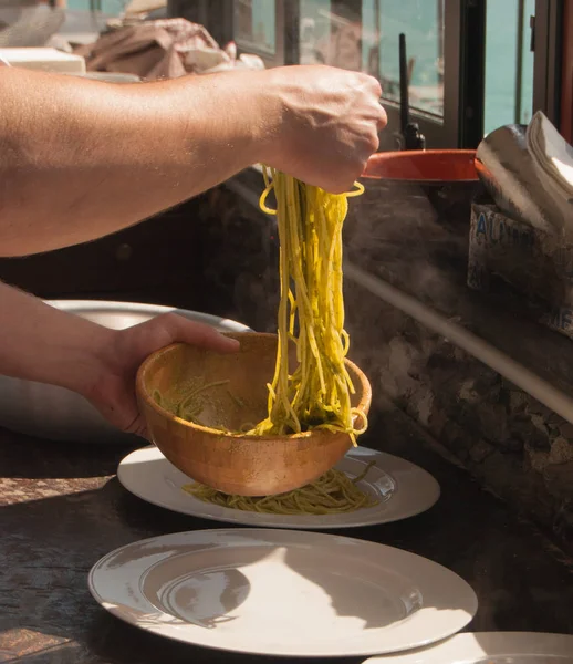 Plato de preparación de camarero con espaguetis y pesto de Liguria —  Fotos de Stock
