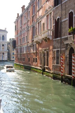 Sürat teknesi Venedik su çekici üzerinde gidiyor