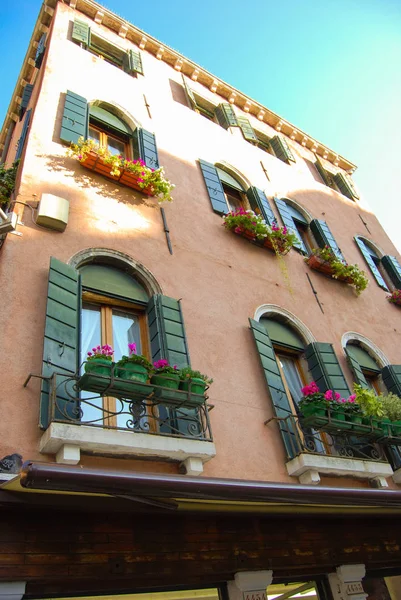 Typisches Haus mit Blumen in Venedig — Stockfoto