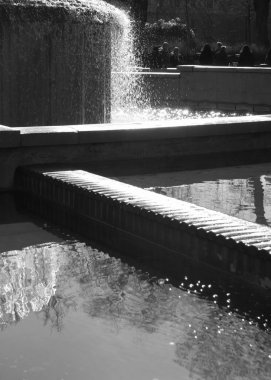 Bir çeşme ile çizgiler ve refleksleri sıçraması