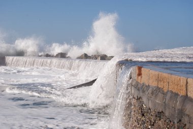 Camogli wharf deniz suyu altında günde kaba deniz
