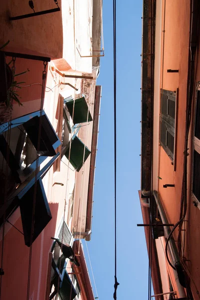 Charakteristische enge Straße von Vernazza — Stockfoto