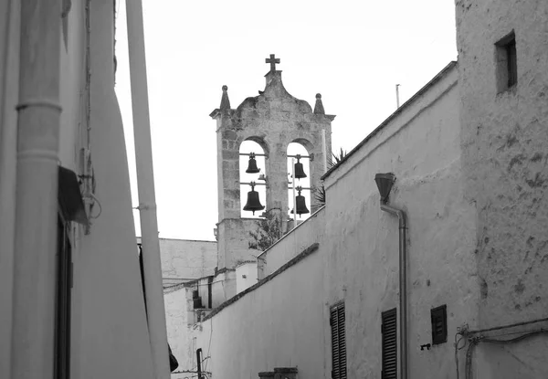 Вид на чотири дзвони в місті Otranto — стокове фото
