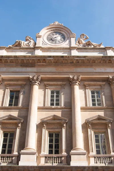 Relógio e fachada de Santa Maria Annunciata em Camposanto — Fotografia de Stock