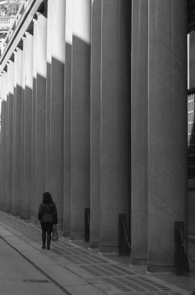 Frau läuft nahe Kolonnade — Stockfoto