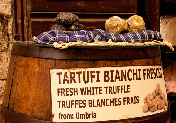 Written of fresh truffles white and black — Stock Photo, Image
