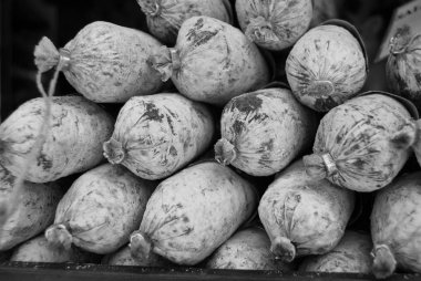 Siyah beyaz İtalyan salamı, yakın çekim