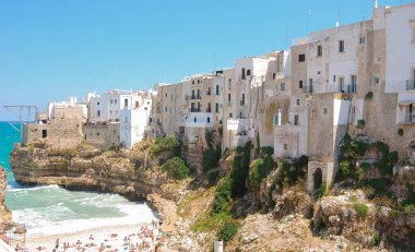 Beyaz bir Polignano sahil üzerinde bir kısrak evler.