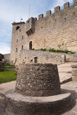 Su birikintisinin Guaita Kulesi San Marino ile