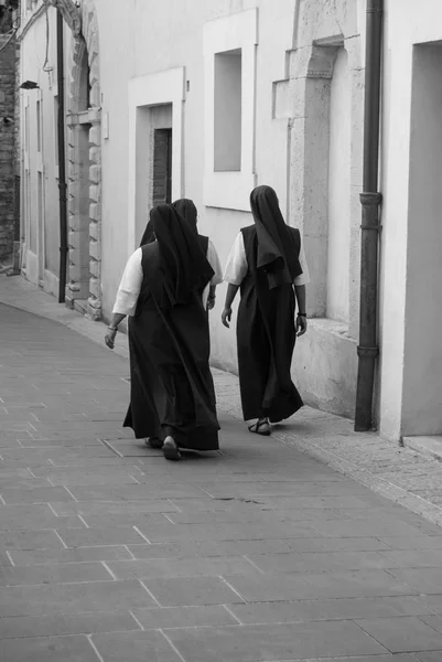 Trzy zakonnice z Franciszkańskiego Zakonu Świeckich — Zdjęcie stockowe