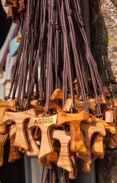 Molte croci appese come souvenir di Assisi — Foto Stock