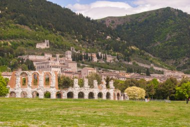 İlk yüzyıl m.ö Roma Tiyatrosu ve Gubbio şehir