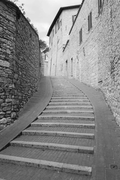 Długie schody przy ulicy — Zdjęcie stockowe