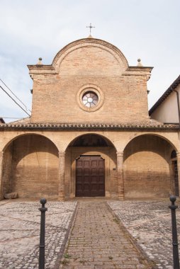 Santa Illuminata ana yan colonnade ve dairesel penceresi ve açık havada