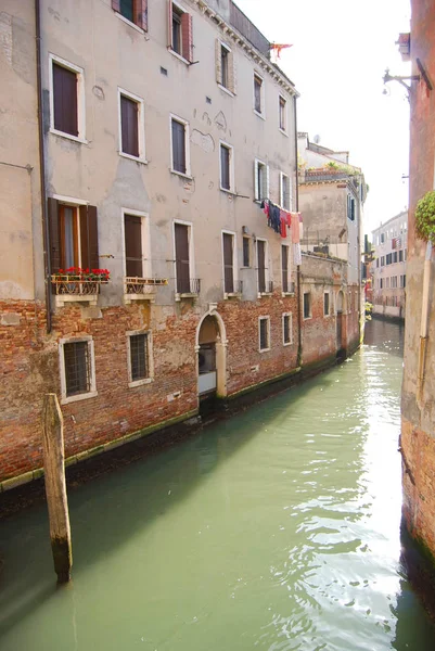 Glimpse Narrow Channel Typical Houses Most Famous City Italy — Stock Photo, Image