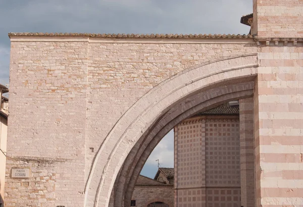 Perugia Merkezi Santa Chiara Kilisesi Nin Hafif Pembe Kemerler — Stok fotoğraf