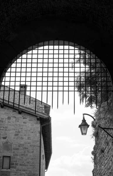 Widok Żelazną Bramą Ratusza Średniowiecznego Miasta Gubbio Wewnątrz — Zdjęcie stockowe